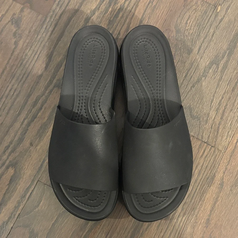CROCS Brooklyn Slide Wedge Black Size 7 - LIKE NEW - Picture 5 of 9
